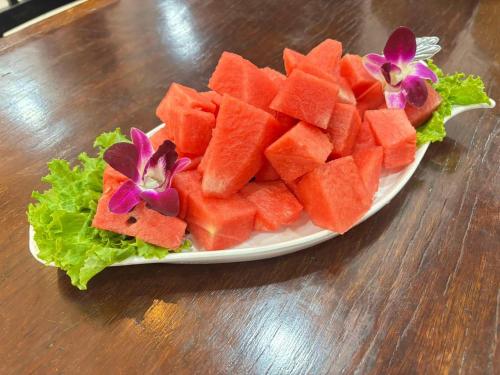 um prato de melancia e alface sobre uma mesa em The BRC Ao-nang Hotel em Praia de Ao Nang