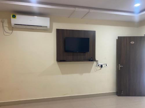 TV a/nebo společenská místnost v ubytování Hotel Dev Krishna