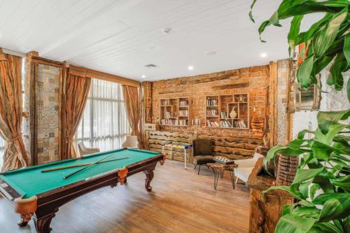 ボロヴェッツにあるVillas Mura with SPA & Hot Swimming Poolのレンガの壁の客室内のビリヤード台