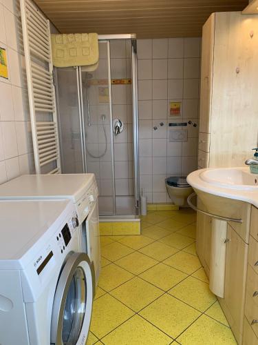 Ένα μπάνιο στο klimatisiere Dachwohnung in Weinsberg-Gellmersbach