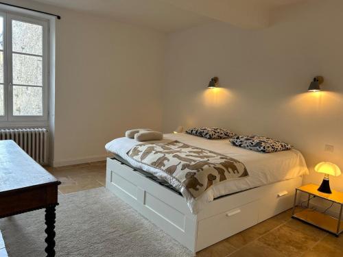 une chambre avec un lit avec deux oreillers dessus dans l'établissement Maison Hortense Carcassonne, à Carcassonne