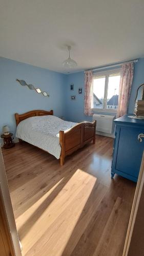 une chambre avec un lit et un parquet dans l'établissement Chez Betty, à Semur-en-Auxois