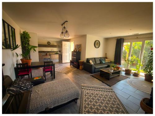 Chambre dans grande maison paisible