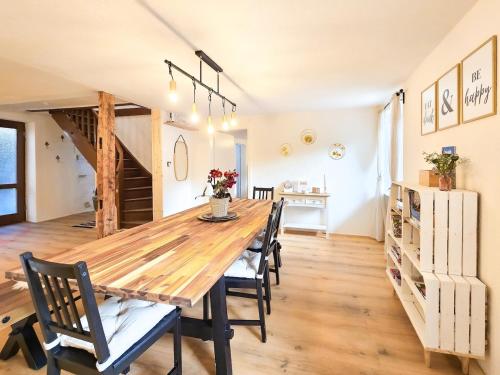 Posezení v ubytování Cozy Farmhouse with 4 bedrooms near Zurich and Rhine Falls