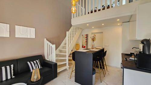 - un salon avec un canapé noir et un escalier dans l'établissement Romantic Evasion, à Frontignan