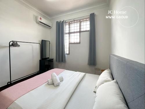 Giường trong phòng chung tại Kempas Family Suites Homestay