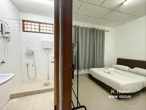 Phòng tắm tại Kempas Family Suites Homestay