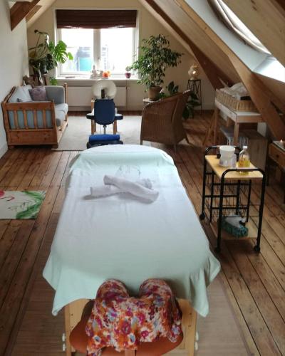 a bedroom with a bed in a room with an attic at Romantic Dutch hideaway in Jisp