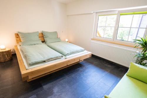 una cama en una habitación con ventana en Fewo Schwarzwaldstern 1, Todtnau, 3 Schlafzimmer, en Todtnau