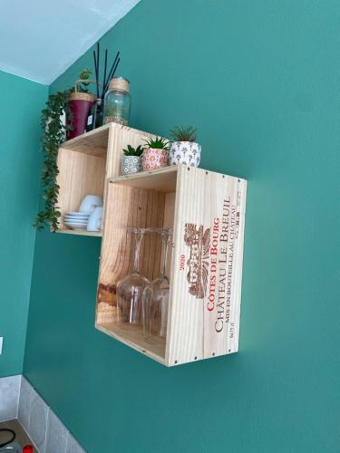 un meuble en bois suspendu à un mur dans l'établissement Appartement T2 Lamballe-Armor, à Lamballe Armor