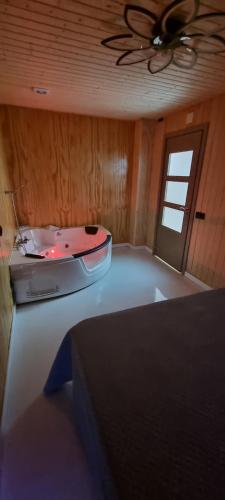 a room with a tub in a room with a ceiling at Apartamento Loft con 2 dormitorios, Jacuzzi y Garage in Cambrils