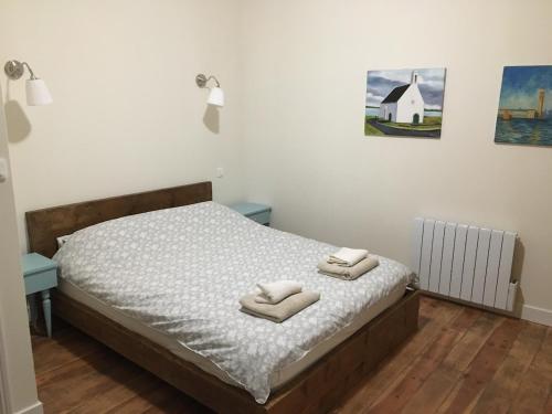 une chambre avec un lit avec deux serviettes dessus dans l'établissement La Bergerie, à Pessac-sur-Dordogne