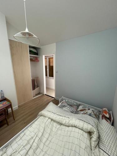 une chambre avec un lit dans le coin d'une pièce dans l'établissement Villa Bévia La Tranche sur Mer, à La Tranche-sur-Mer