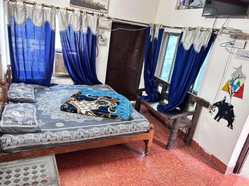 Postel nebo postele na pokoji v ubytování Priya guest house pushkar