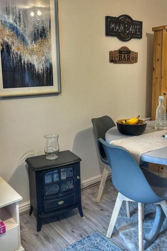 Posezení v ubytování 2 bed room , ensuite Flat close to Heathrow, Windsor , Langley