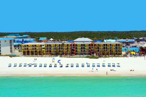 uma vista para uma praia com um hotel ao fundo em Ramada by Wyndham Panama City Beach / Beachfront em Panama City Beach