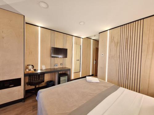 Ένα ή περισσότερα κρεβάτια σε δωμάτιο στο N'Ala Otel