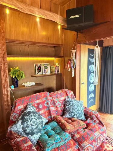 TV a/nebo společenská místnost v ubytování 1日1組限定一棟貸しヴィラ-Seaside Magic Villa- シーサイドマジックヴィラ- 幻想的な光とサウンドに包まれる非日常体験貸切宿