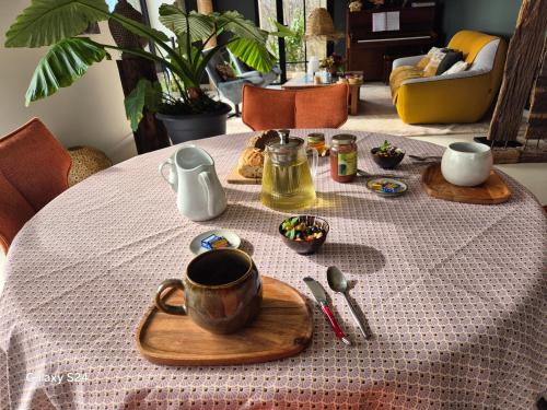 una mesa con una taza de café encima en Chez Cécile et Marco, en Moissac