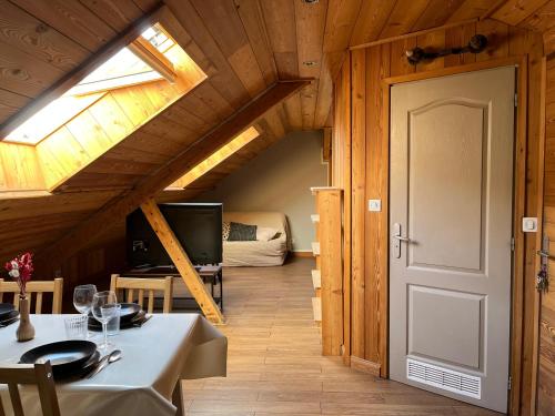 une salle à manger avec une table et une fenêtre dans l'établissement Appartement en face des remontées mécaniques, à Briançon