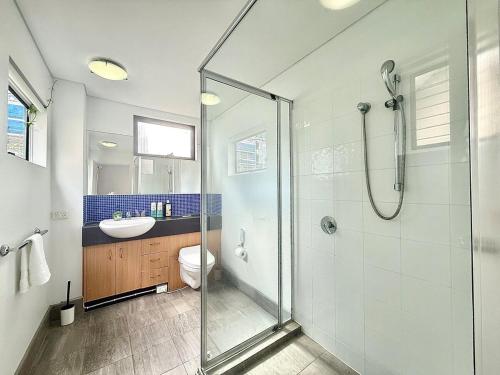 ブリスベンにあるKangaroo Point Stay - Being Everywhere at Once! Spacious 3 bedroom apartment, central location! Free carparkのシャワー、トイレ、洗面台を備えたバスルーム