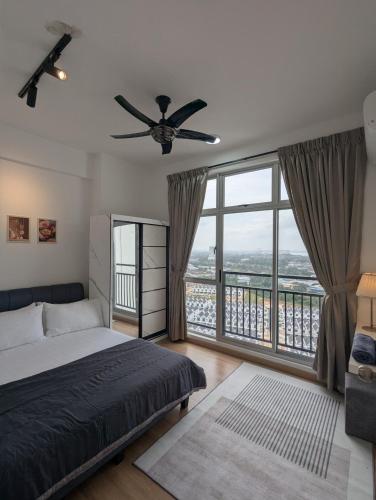 a bedroom with a bed and a ceiling fan at Shines GuestHouse 1Br Hi-Privacy Condo in Kampong Telok Jawa