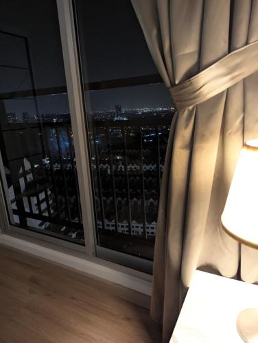 Postel nebo postele na pokoji v ubytování Shines GuestHouse 1Br Hi-Privacy Condo
