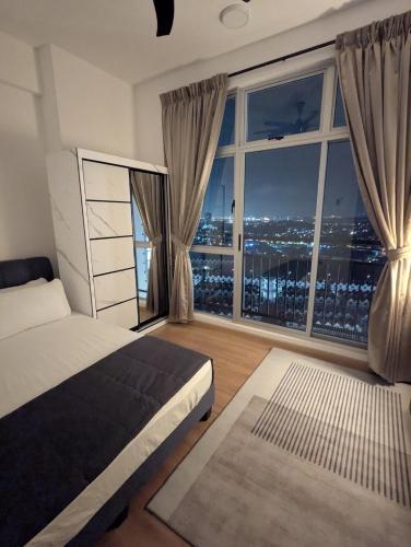 a bedroom with a bed and a large window at Shines GuestHouse 1Br Hi-Privacy Condo in Kampong Telok Jawa