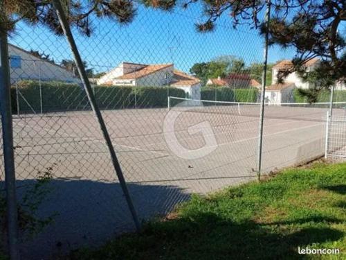 - un court de tennis avec filet dans l'établissement résidence les marines, à Saint-Vincent-sur-Jard