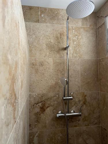 une douche avec pommeau de douche dans une salle de bain dans l'établissement Bandol le grand horizon, à Bandol