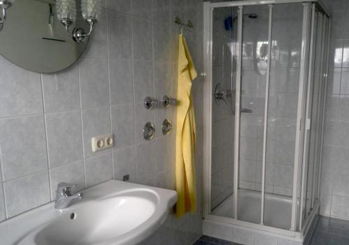a bathroom with a sink and a shower at Gästehaus am Rathaus, Mehrbettzimmer 2 in Hohenpeißenberg