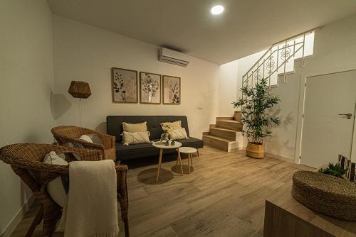 オルベラにあるCasa Pacaのソファとテーブルのあるリビングルーム