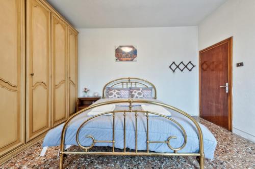 a bedroom with a metal bed in a room at Easy Old City Apt Venice in Venice