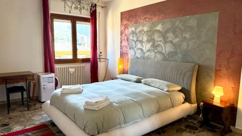 Un dormitorio con una cama grande con toallas. en Finestra sul lago, en Malgrate