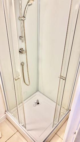 une douche avec une cabine en verre dans une salle de bain dans l'établissement Studio Hyper Centre au Calme, Confort & Équipé, à Grenoble