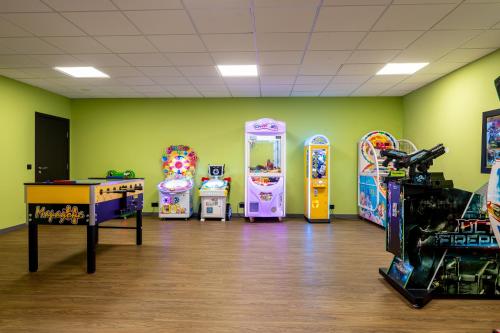 a room with arcade games and video game machines at Empire Balneo & Spa Hotel in Hisarya