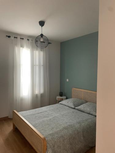 une chambre avec un grand lit et une fenêtre dans l'établissement Close to Paris, for work or family, à Créteil