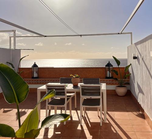 Sunset By The Sea - Modern Apartment with Ocean Views