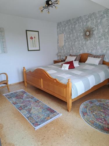 Una cama o camas en una habitación de Fewo ,Sonnenstübchen,