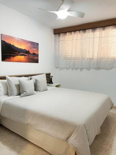 Foto Sunset By The Sea - Modern Apartment with Ocean Views 2