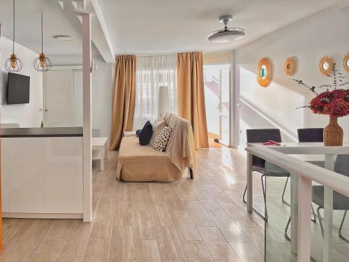 TV/trung tâm giải trí tại Canary Treasure Sunset By The Sea - Modern Apartment with Ocean Views