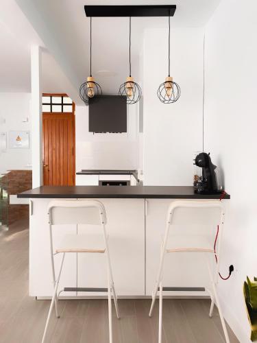 Foto Sunset By The Sea - Modern Apartment with Ocean Views 5