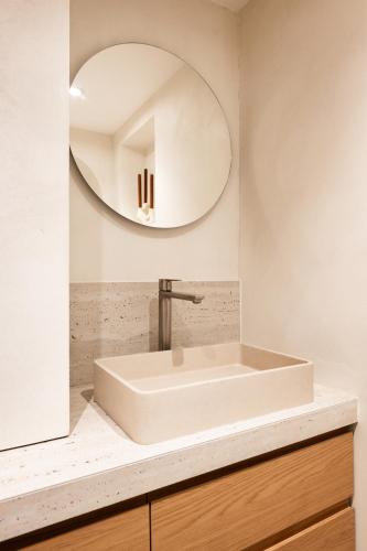 une salle de bain avec un lavabo et un miroir dans l'établissement 4P 1BR - Fully Renovated - Step from Place Vendôme, à Paris