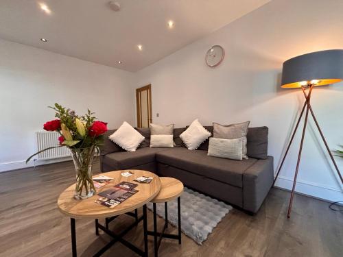 Posezení v ubytování Franks Apt 1 - Outdoor Courtyard - Sleeps 6