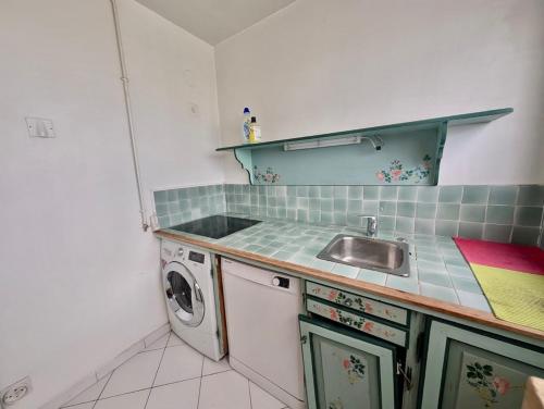 una cocina con fregadero y lavadora en Spacious 80m2 Apartment - 8th Floor, Free Parking, Sleeps 5, en Grenoble