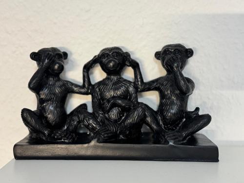a bronze statue of three frogs sitting on a shelf at MARKINA- Ferienwohnung "Am Park" in Mühlhausen