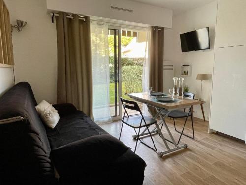 un salon avec un canapé et une table dans l'établissement T2 avec terrasse proche de la plage de Royan dans le Quartier du Parc, à Royan