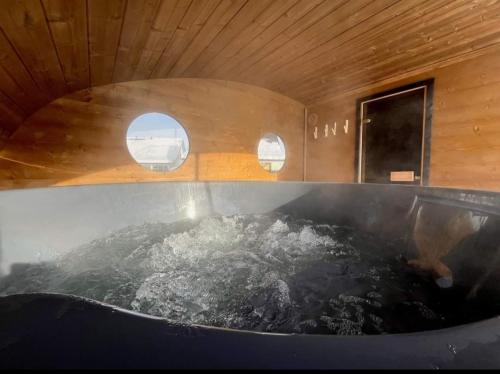 a large tub in a boat with water in it at Karkonoskie Zacisze pod Śnieżką in Miłków