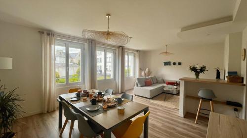 un salon avec une table et des chaises dans une pièce dans l'établissement 