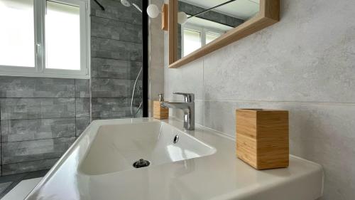 une salle de bain avec une baignoire blanche et un lavabo dans l'établissement 